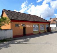 Podnikateľský objekt s pozemkom na predaj Borský Mikuláš - Rodinný dom v Borskom Mikuláši s oranžovou fasádou a hnedou strechou.