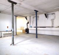 Hala na prenájom 400 m2 – priemyselná zóna - Interiér výrobných priestorov s betónovou podlahou, oceľové stĺpy a jednoduchým nábytkom.