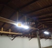 Hala na prenájom 600 m2 – priemyselná zóna - Interiér výrobných priestorov so stropom z dreveného dekoru a bielymi stenami.