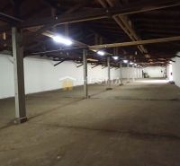Hala na prenájom 600 m2 – priemyselná zóna - Rozsiahle výrobné priestory s dreveným stropom a betónovou podlahou.