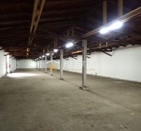 Hala na prenájom 600 m2 – priemyselná zóna - Výrobné priestory s betónovou podlahou a drevenými stropmi.