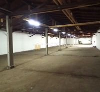 Hala na prenájom 600 m2 – priemyselná zóna - Priestranné výrobné priestory s drevenými trámy a pevnou podlahou.