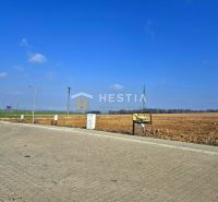 Stavebné pozemky 614 m² v novo-vybudovanej lokalite Hlboké - Pozemky - bývanie v Hlbokom, spevnená cesta, otvorená krajina, modrá obloha.