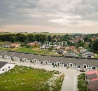 Stavebné pozemky 614 m² v novo-vybudovanej lokalite Hlboké - Obytná zóna v Hlbokom s radovými domami, obklopená zelenými plochami, ideálna na bývanie.