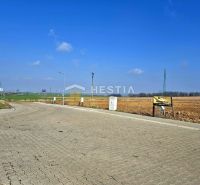 Stavebné pozemky 614 m² v novo-vybudovanej lokalite Hlboké - Spevnená cesta vedúca k pozemkom na bývanie v Hlbokom, s jasnou oblohou.