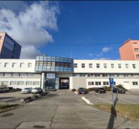 Kancelárie na PRENÁJOM | Vajnorská | TOP lokalita - Budova kancelárií s parkoviskom na Vajnorskej ulici v Bratislave, modrá obloha.