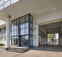 Kancelárie na PRENÁJOM | Vajnorská | TOP lokalita - Exteriér kancelárií na Vajnorskej ulici v Bratislave ukazuje presklený vstupný priestor.