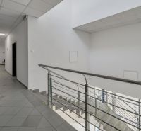 Kancelárie na PRENÁJOM | Vajnorská | TOP lokalita - Kancelárie s chodbou a schodiskom s dlažbou a bielymi stenami.