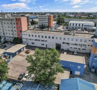 Kancelárie na PRENÁJOM | Vajnorská | TOP lokalita - Exteriér kancelárií na Vajnorskej v Bratislave, s parkoviskom a okolitými budovami.