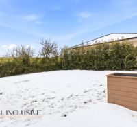 MODERNÁ NOVOSTAVBA | TOPOĽČANY | MRAVENISKO - Zasnežená záhrada pri rodinnom dome na ulici Mravenisko v Topoľčanoch.
