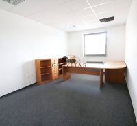 Samostatná kancelária 19,16 m2 - Lamačská cesta - Kancelárie ponúkajú svetlý priestor s dreveným nábytkom na ulici Lamačská cesta.