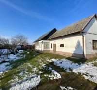 REZERVOVANÝ-VRAKÚŇ – STARÝ RODINNÝ DOM NA PREDAJ S VEĽKÝM POZEMKOM - 2 - Rodinný dom vo Vrakúni obklopený záhradou s trávnikom a zvyškami snehu.
