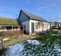 REZERVOVANÝ-VRAKÚŇ – STARÝ RODINNÝ DOM NA PREDAJ S VEĽKÝM POZEMKOM - 2 - Rodinný dom vo Vrakúni s trávnikom, zvyškami snehu a vedľajšou drevenou stavbou.
