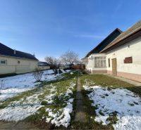 REZERVOVANÝ-VRAKÚŇ – STARÝ RODINNÝ DOM NA PREDAJ S VEĽKÝM POZEMKOM - 2 - Rodinný dom a záhrada so snehom na pozemku na bývanie vo Vrakúni.