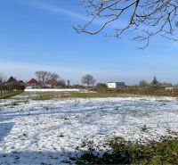 REZERVOVANÝ-VRAKÚŇ – STARÝ RODINNÝ DOM NA PREDAJ S VEĽKÝM POZEMKOM - 2 - Zasnežený pozemok vo Vrakúni so stromami a domami v pozadí. Pozemky - bývanie.