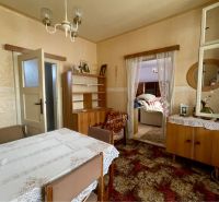 REZERVOVANÝ-VRAKÚŇ – STARÝ RODINNÝ DOM NA PREDAJ S VEĽKÝM POZEMKOM - 2 - Interiér so starším nábytkom a tapetami, Pozemky - bývanie.