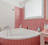 A-W REAL / ČIASTOČNE PREROBENÝ 3-IZBOVÝ BYT S KLIMATIZÁCIOU NA PREDAJ - Kúpeľňa v 3-izbovom byte s rohovou vaňou a ružovými obkladmi.