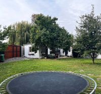 Nádherný Pozemok v obci Jahodná. - Pozemok v Jahodnej pre bývanie s trampolínou a zeleňou na záhrade.