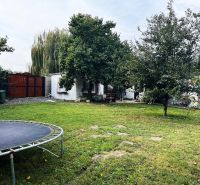 Nádherný Pozemok v obci Jahodná. - Trávnatá záhrada v Jahodnej s ovocnými stromami a trampolínou vhodná pre Pozemky - bývanie.