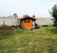 Nádherný Pozemok v obci Jahodná. - Záhrada v Jahodnej s dreveným domčekom a trávnatým pozemkom na bývanie.