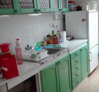 DUNAJSKÁ STREDA - KANCELÁRSKY PRIESTOR NA PRENÁJOM - Kuchyňa s bielou pracovnou doskou, zelenými skrinkami a podlahou s dreveným dekorom.
