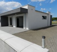 4. ETAPA!!! MODERNÁ NOVOSTAVBA - 3 izbový nízkoenergetický bungalov vy - Rodinný dom v Dolnom Bare s plotom a spevnenou plochou pod modrou oblohou.