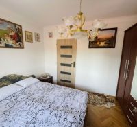 Exkluzívne na PREDAJ, zrekonštruovaný 3 izb.byt, Ružový háj, Dunajská  - Spálňa v 3-izbovom byte s obrazmi, šatníkom a lustrom, podlaha s dreveným dekorom.