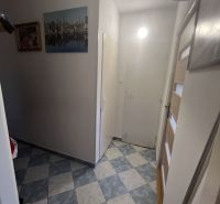 Exkluzívne na PREDAJ, zrekonštruovaný 3 izb.byt, Ružový háj, Dunajská  - Chodba v 3-izbovom byte s dlažbou a obrazmi na stenách.