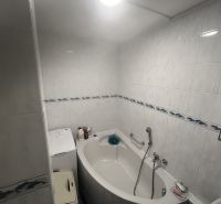Exkluzívne na PREDAJ, zrekonštruovaný 3 izb.byt, Ružový háj, Dunajská  - Kúpeľňa s rohovou vaňou, práčkou a svetlými obkladmi v 3-izbovom byte.