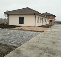 Už toto leto vo Vlastnom s tepelným čerpadlom v cene - Rodinný dom na Padánskej ulici v Padáni s pekne upraveným exteriérom a dlažbou.