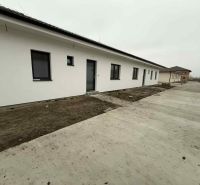 Už toto leto vo Vlastnom s tepelným čerpadlom v cene - Rodinný dom na ulici Padáň v meste Padáň so spevnenou príjazdovou cestou.