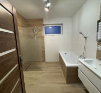 ‼️‼️znížená cena‼️‼️Awreal ponúka na predaj 4izbový bungalov v Hornom  - Kúpeľňa v rodinnom dome s vaňou, sprchou a podlahou s dreveným dekorom.
