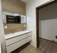 ‼️‼️znížená cena‼️‼️Awreal ponúka na predaj 4izbový bungalov v Hornom  - Kúpeľňa s dvojitým umývadlom, zrkadlom a podlahou s dreveným dekorom v rodinnom dome.