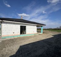 ‼️‼️znížená cena‼️‼️Awreal ponúka na predaj 4izbový bungalov v Hornom  - Rodinný dom v Hornom Bare počas stavby s bielou fasádou a čiernou strechou.