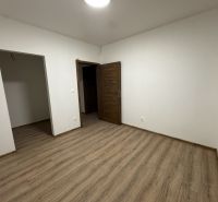 ‼️‼️znížená cena‼️‼️Awreal ponúka na predaj 4izbový bungalov v Hornom  - Prázdna izba v rodinnom dome s podlahou s dreveným dekorom a drevenými dverami.