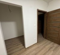 ‼️‼️znížená cena‼️‼️Awreal ponúka na predaj 4izbový bungalov v Hornom  - Rodinný dom s dreveným dekorom podlahy a drevenými dverami.