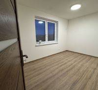 ‼️‼️znížená cena‼️‼️Awreal ponúka na predaj 4izbový bungalov v Hornom  - Izba v rodinnom dome s podlahou s dreveným dekorom, pohľad cez otvorené dvere.