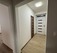 ‼️‼️znížená cena‼️‼️Awreal ponúka na predaj 4izbový bungalov v Hornom  - Interiér rodinného domu s podlahou s dreveným dekorom a bielymi stenami.