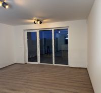 ‼️‼️znížená cena‼️‼️Awreal ponúka na predaj 4izbový bungalov v Hornom  - Izba v rodinnom dome s podlahou s dreveným dekorom a posuvnými dverami.