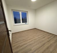 ‼️‼️znížená cena‼️‼️Awreal ponúka na predaj 4izbový bungalov v Hornom  - Prázdna izba s podlahou s dreveným dekorom, oknom a bielymi stenami v rodinnom dome.