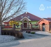 ☎️0918197701 Výnimočný, veľkometrážny 7-i rodinný dom s nádherným veľk - Rodinný dom v Dolnom Bare s predsadenou terasou a upravenou záhradou za plotom.
