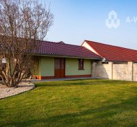 ☎️0918197701 Výnimočný, veľkometrážny 7-i rodinný dom s nádherným veľk - Rodinný dom v Dolnom Bare s červenou strechou a udržiavanou prednou záhradou.