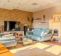☎️0918197701 Výnimočný, veľkometrážny 7-i rodinný dom s nádherným veľk - Obývačka v rodinnom dome s béžovým krbom, modrými sedačkami a televíziou.