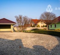 ☎️0918197701 Výnimočný, veľkometrážny 7-i rodinný dom s nádherným veľk - Exteriér rodinného domu v Dolnom Bare s garážou a upravenou záhradou.
