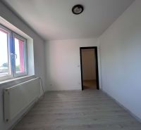 ☎️ 0918/197 701 NA PREDAJ 3-izbový byt v Lehniciach s vlastným kúrením - Izba s bielymi stenami, podlahou s dreveným dekorom a oknom v 3-izbovom byte.