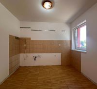 ☎️ 0918/197 701 NA PREDAJ 3-izbový byt v Lehniciach s vlastným kúrením - Nezariadená kuchyňa v 3-izbovom byte s dlažbou a obkladmi, veľké okno poskytuje svetlo.