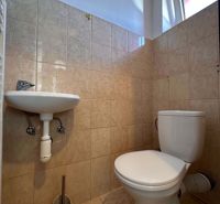 ☎️ 0918/197 701 NA PREDAJ 3-izbový byt v Lehniciach s vlastným kúrením - Kúpeľňa s toaletou a umývadlom v 3-izbovom byte, obklady až po strop.