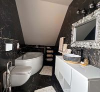 ☎️ 0918/197 701 - Kúpeľňa v rodinnom dome s tmavým mramorovým obkladom a vaňou.