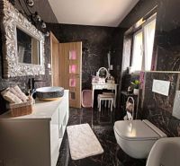 ☎️ 0918/197 701 - Luxusná kúpeľňa v rodinnom dome s čiernymi mramorovými obkladmi a dekoratívnym zrkadlom.