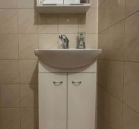 ☎️ 0918197701 Na prenájom  zariadený 1 izbový byt  na sídlisku západ n - Kúpeľňa v 1-izbovom byte s umývadlom, skrinkou a obkladom v béžovom odtieni.
